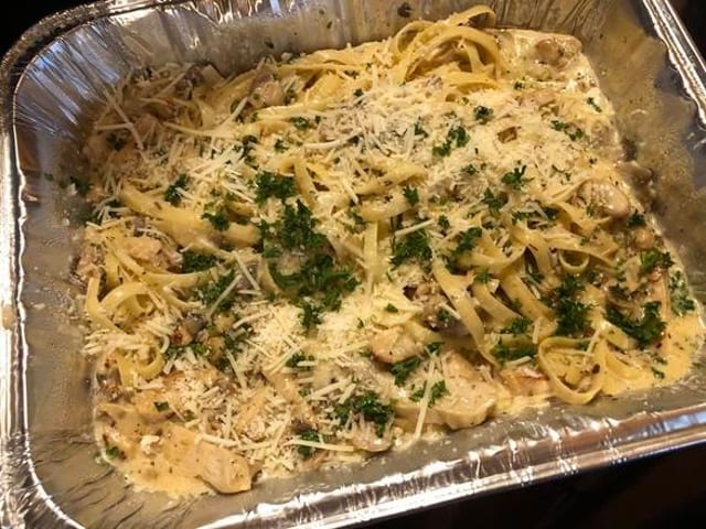 Chicken Fettuccine Alfredo Pan. Serves 6-8ppl.