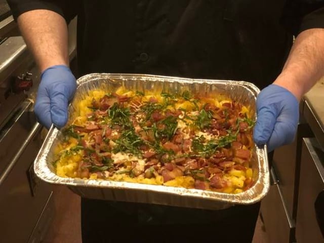 Gourmet Mac and Cheese Pan. Serves 6-8 ppl.